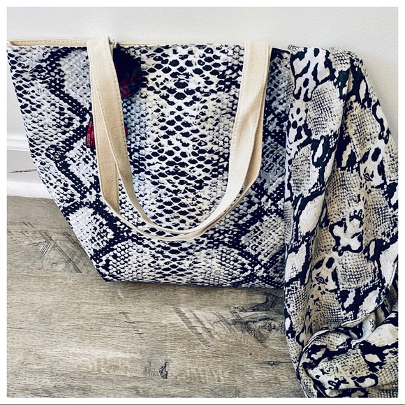 ✨LAST ONES✨CHIC PYTHON PRINT CANVAS TOTE BAG - Picture 4 of 7